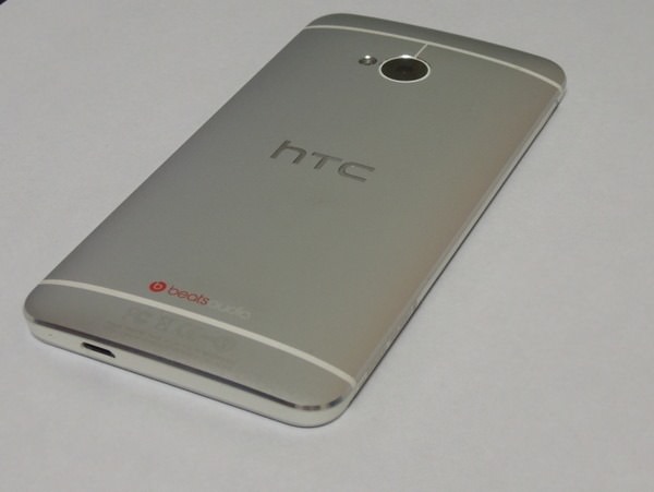 [開箱] New HTC One 紫光、不能通話、偏黃都可以遇到…